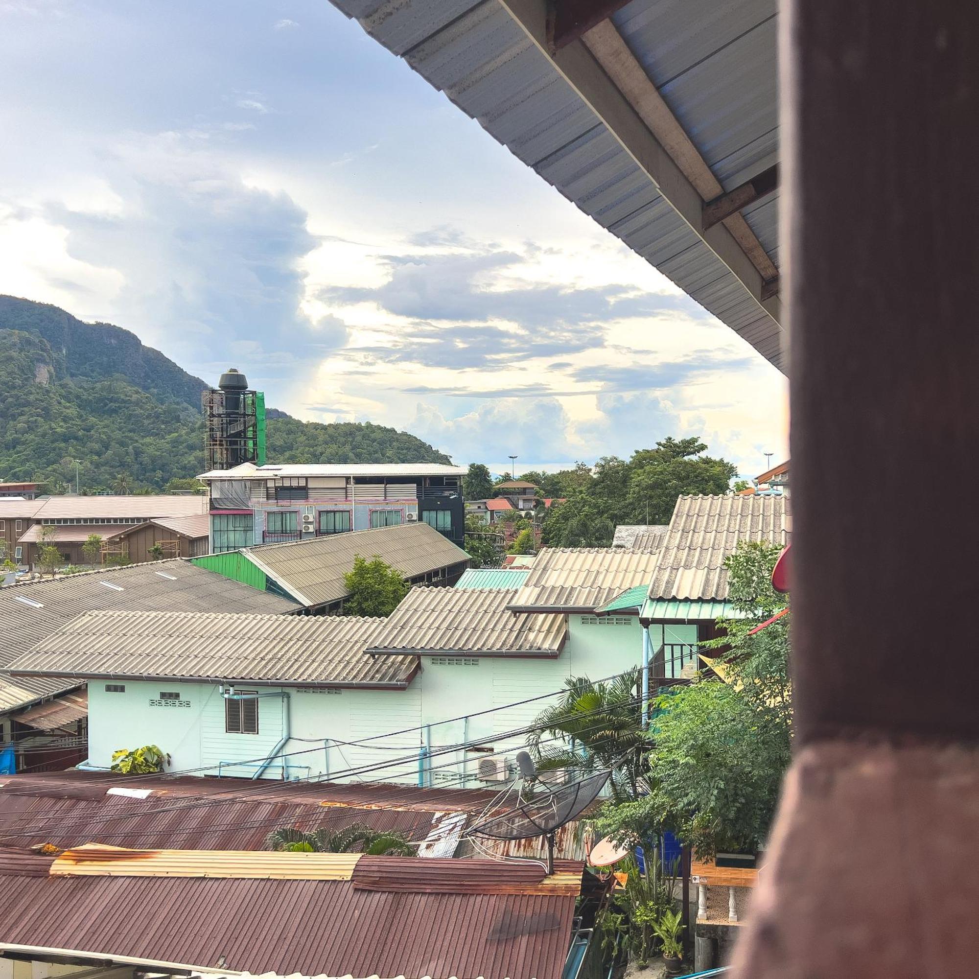 Lux Guesthouse Phi Phi-eilanden Buitenkant foto